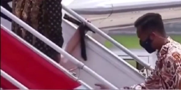 Prima doamnă a Indoneziei a căzut pe scările avionului. Foto: Captură video Twitter