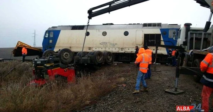 TIR-ul s-a răsturnat la impactul cu trenul. Foto: alba24.ro