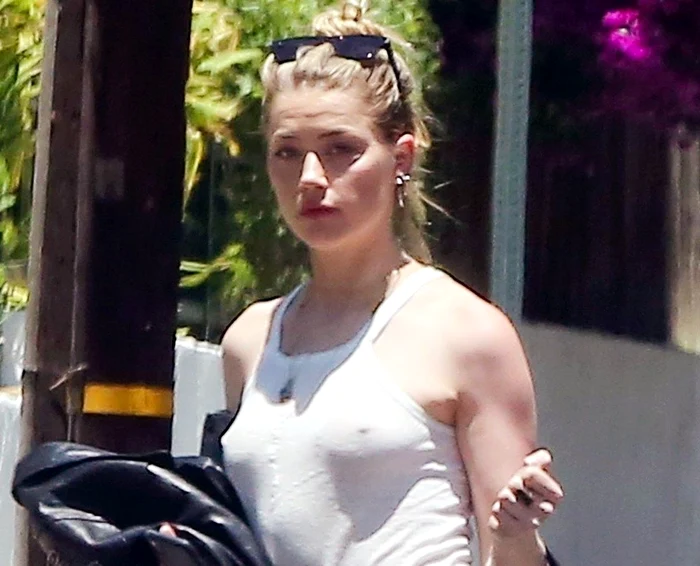 Amber Heard a ieșit fără sutien din casăFoto: Profimedia