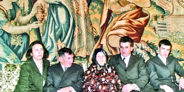 Ianuarie 1968. Ceauşescu a serbat împlinirea a 50 de ani alături de familie: Elena (stânga), Andruţă și Lixandra (părinții săi), şi mezinul Nicuşor. FOTO: Arhivele Naţionale