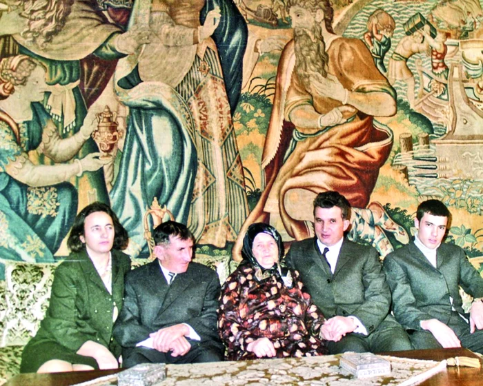 Ianuarie 1968. Ceauşescu a serbat împlinirea a 50 de ani alături de familie: Elena (stânga), Andruţă și Lixandra (părinții săi), şi mezinul Nicuşor. FOTO: Arhivele Naţionale