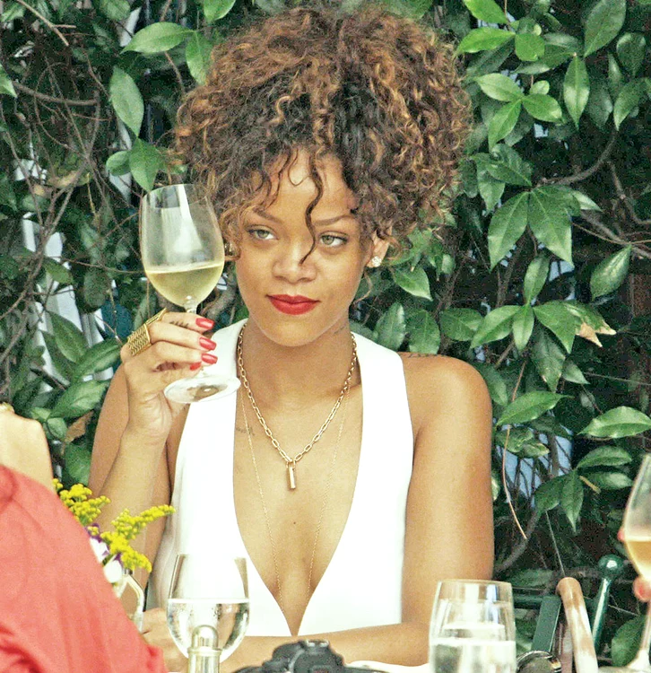 
    Când se pune pe băut,  Rihanna nu se opreşte până  nu-i fuge pământul de sub picioare (fotografii: Guliver/splashnews)  