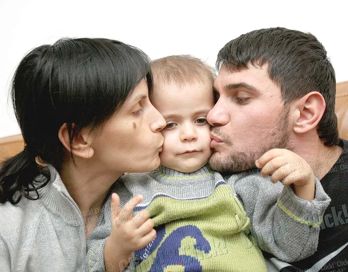 ionela şi Cosmin alături de fiul lor, Denis