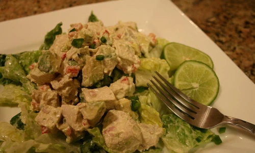 Salată de pui cu dressing de avocado jpeg