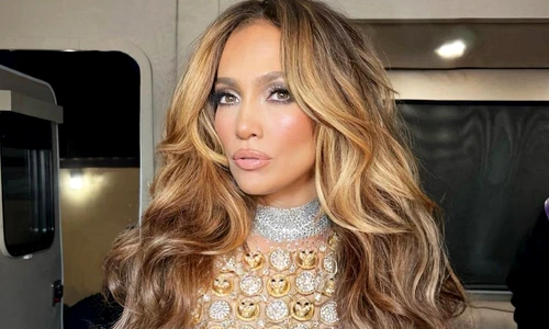 J Lo, cea mai noua celebritate care a incercat tunsoarea lup  Sursa foto Instagram chrisappleton 1 jpg