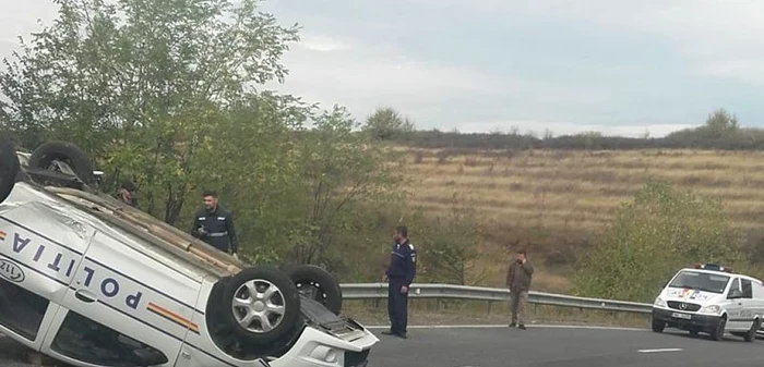 Cele două persoane aflate în maşina Poliţiei au scăpat ca prin minune FOTO: Info Trafic Piteşti