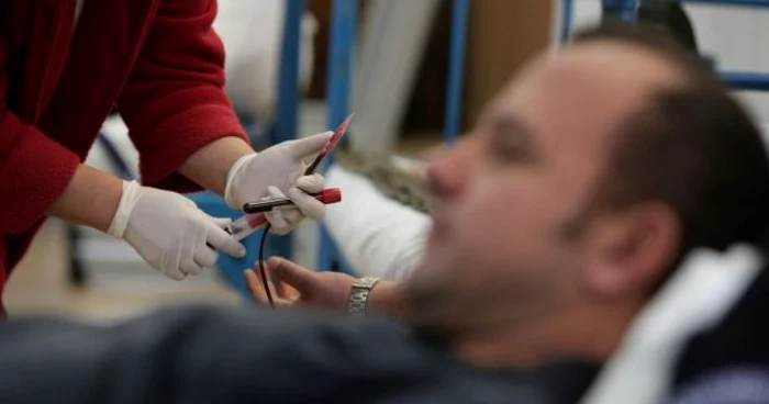 Plutonierul susţine că donează de câteva ori pe an sânge