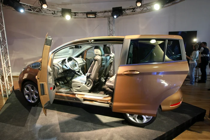 
    Executivul intenţionează să ofere posibilitatea tinerilor să-şi permită o maşină produsă în România, inclusiv modelul B-MAX de la Ford (foto: Sever Gheorghe)  