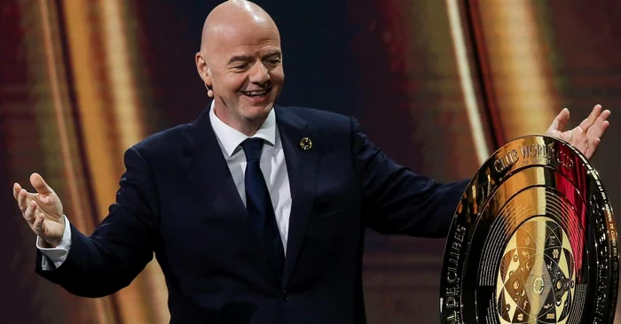 Gianni Infantino, prețedintele FIFA, și trofeul competiției. Foto Getty images