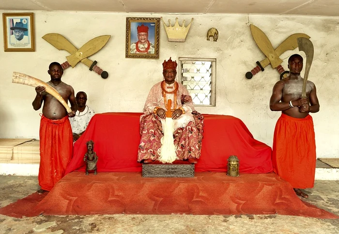 Majestatea sa Wilson Ojakovo Oghoghovwe
Oharisi al III-lea a primit titlul onorific „Ovie al Ughelli” în 1980 şi a
domnit peste marile regate ale Ughelli şi Urhoboland peste 33 de ani.