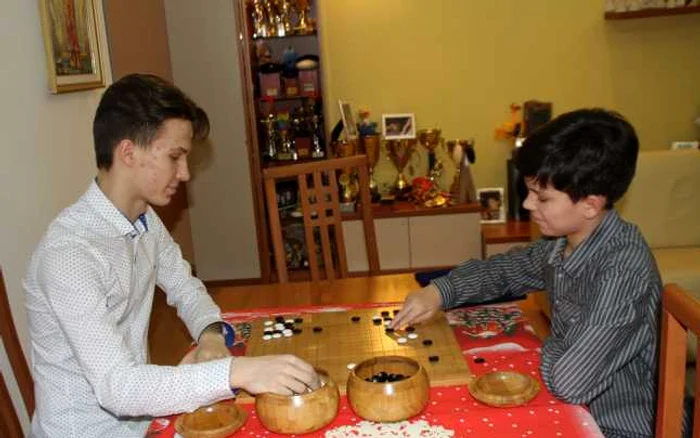 Denis şi Darius jucând GO FOTO Bianca Sara
