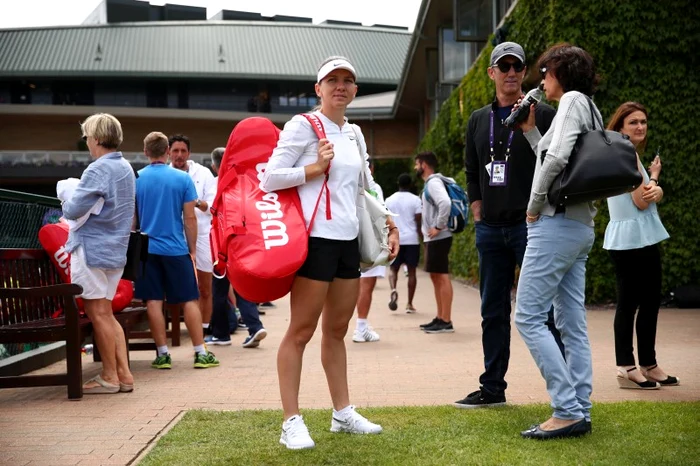 
    Simona Halep s-a antrenat azi, la Wimbledon, sub ochii lui Darren Cahill și ai Virginiei RuziciFoto: Guliver / GettyImages  