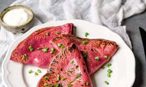 clatite cu sfeclaa rosie si crema de branza jpg