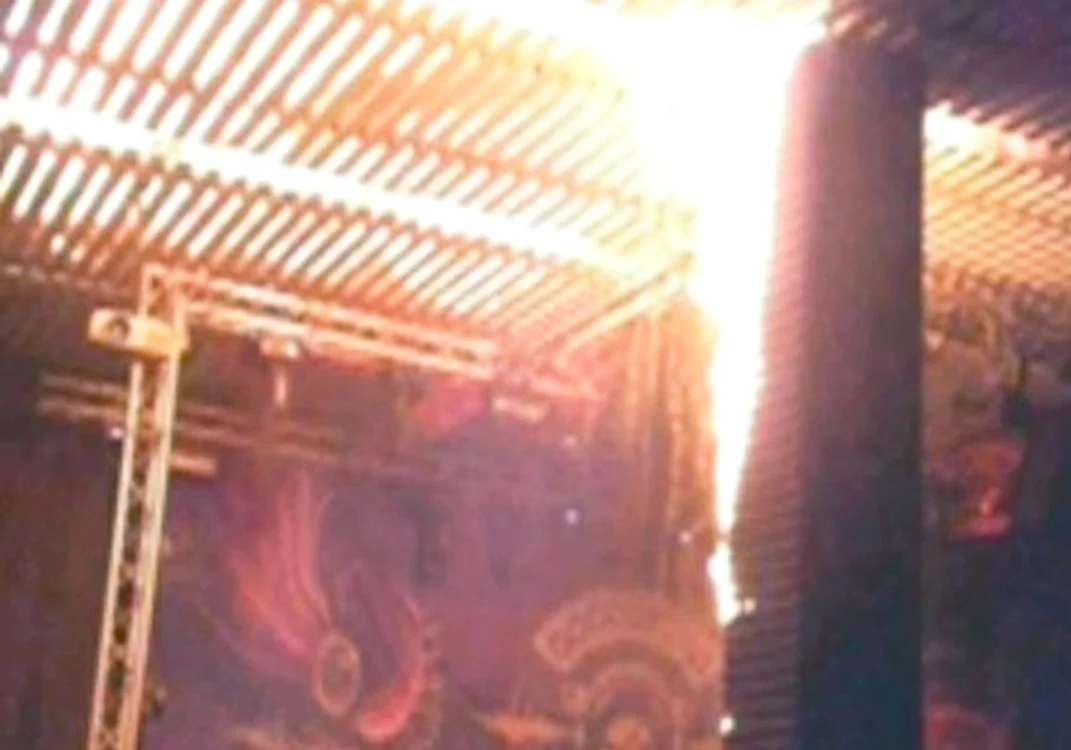 ... în numai câteva minute după începerea concertului, un stâlp învelit în burete a luat foc și incendiul s-a extins în câteva secunde