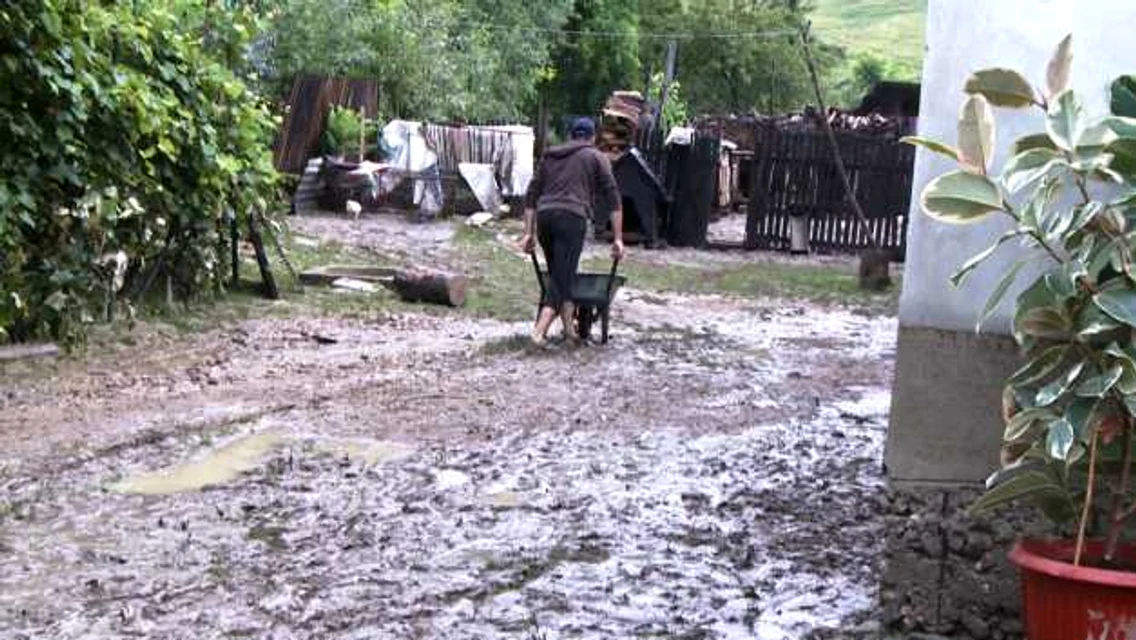 Inundaţii in Vişineşti şi Iedera