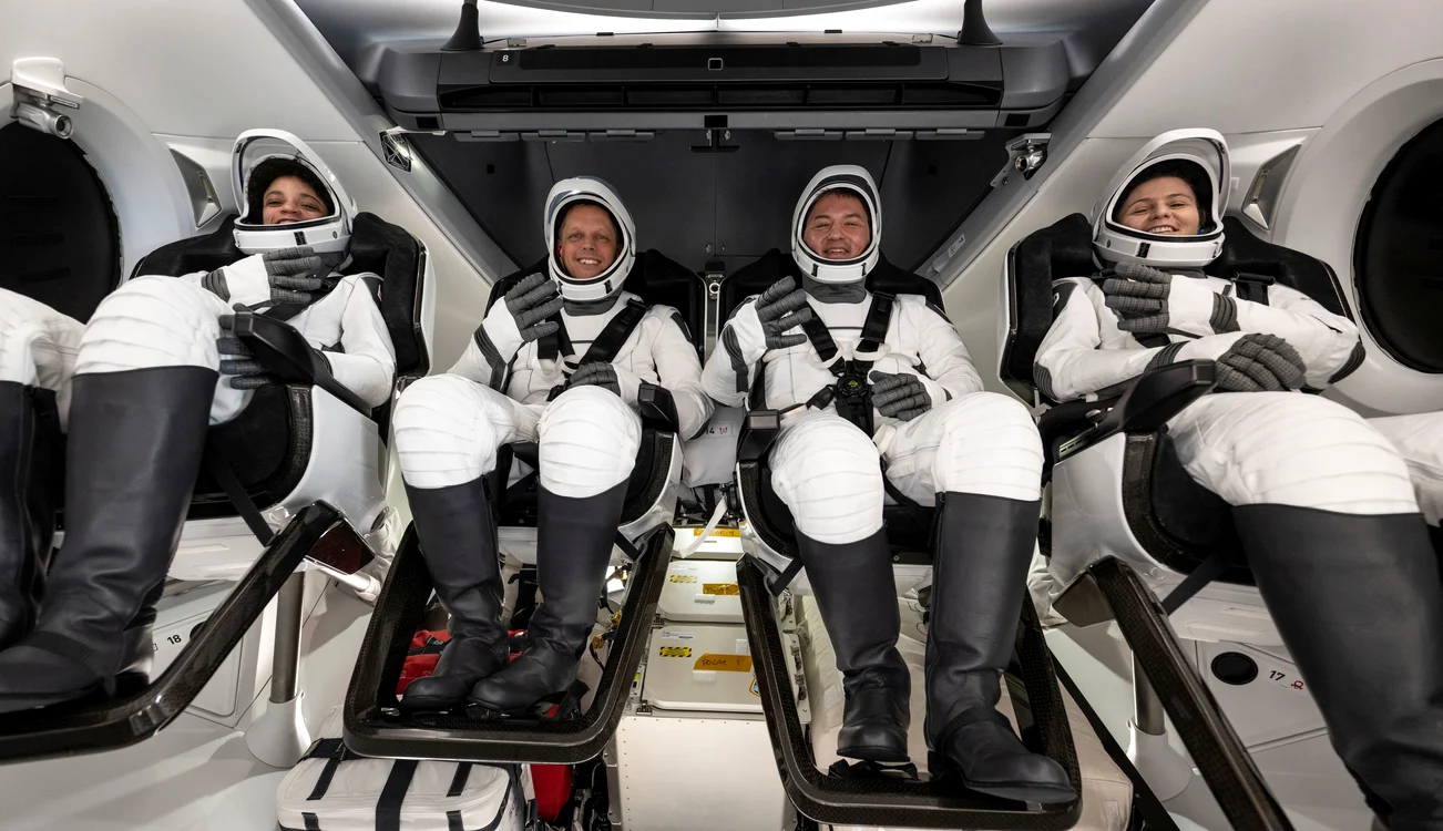 Astronauții au revenit pe Pământ după o misiune de peste 24 de săptămâni FOTO Profimedia