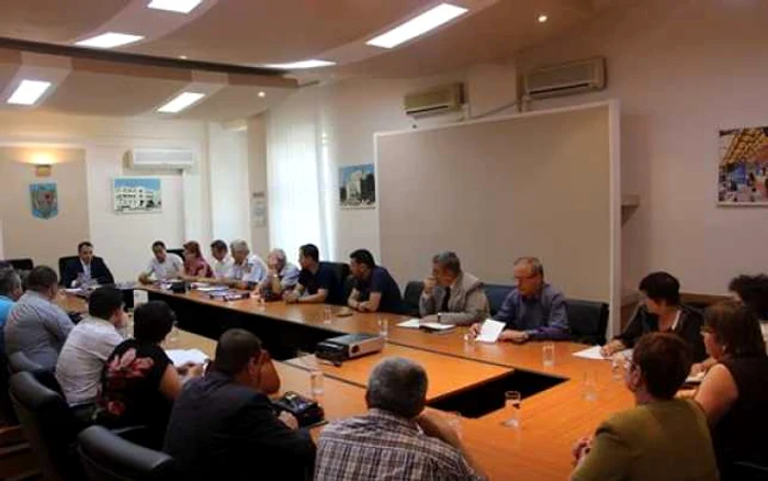 Directorii de şcoli, convocaţi la Primărie