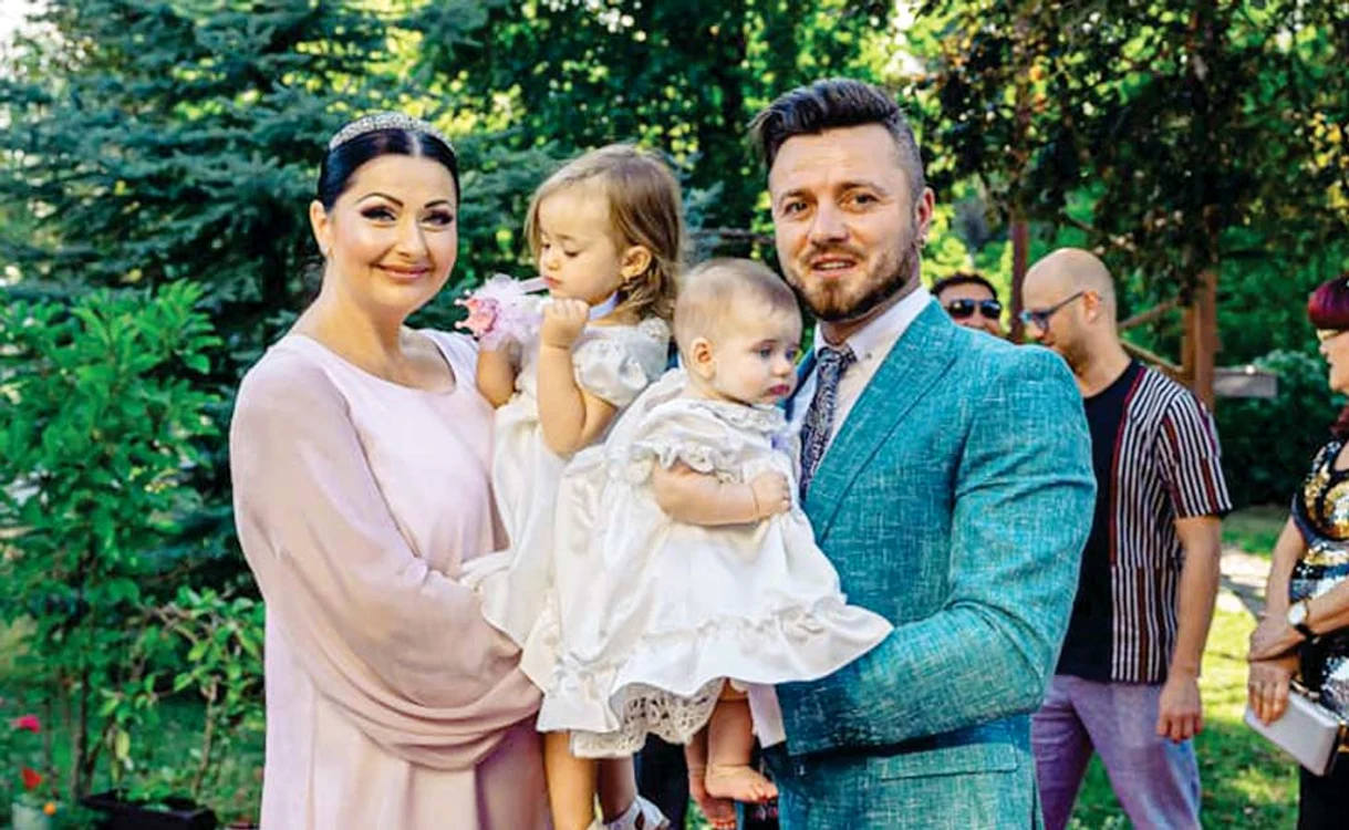 
    Tavi poartă tricou cu toţi membrii familiei   