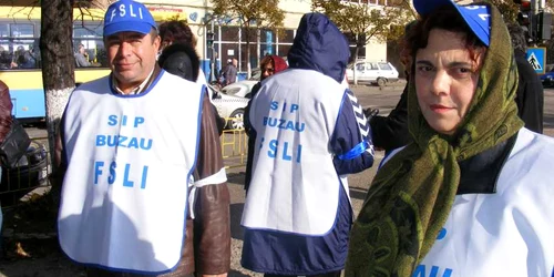Profesorii ameninţă cu protestele dacă nu îşi primesc banii