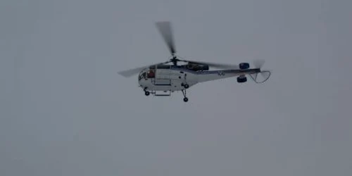 Elicopterul îi va transporta pe cei doi la spital 