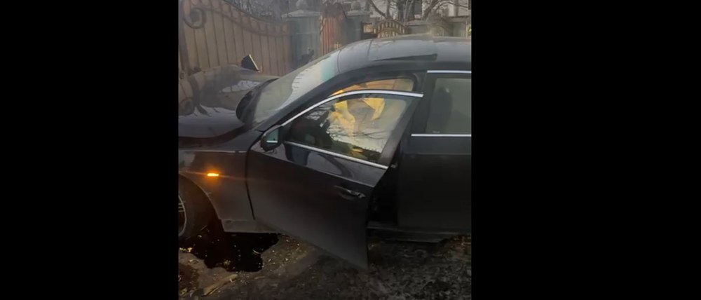 Un tânăr prins de radar a fugit de poliție și a produs un accident. A fost prins și încătușat într-un cimitir