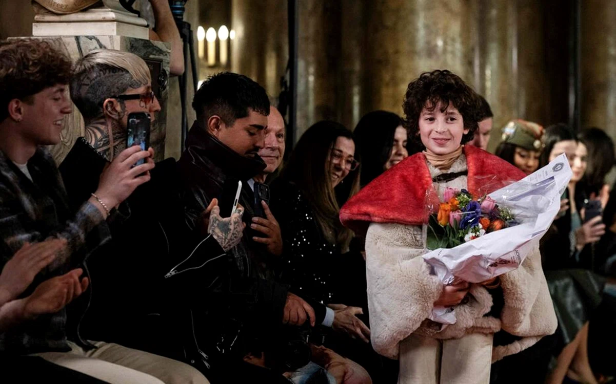 Max Alexander, cel mai tânăr creator de modă, a uluit Parius la cei 9 ani. Foto: AFP/Blanca Cruz 