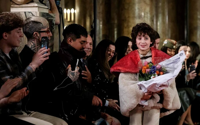 Max Alexander, cel mai tânăr creator de modă, a uluit Parius la cei 9 ani. Foto: AFP/Blanca Cruz 