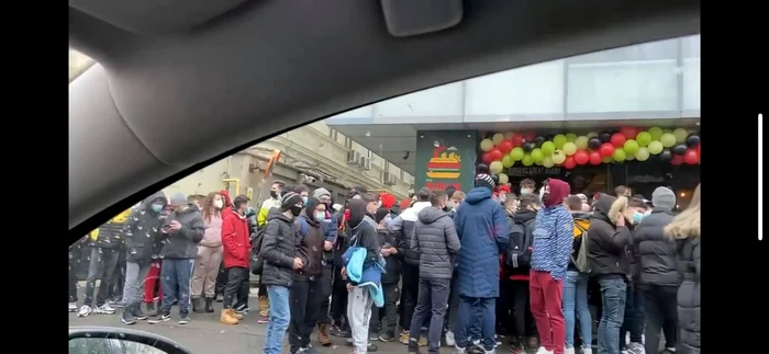 Coadă de sute de persoane pentru burgeri gratis la un fast-food din București Foto: Facebook