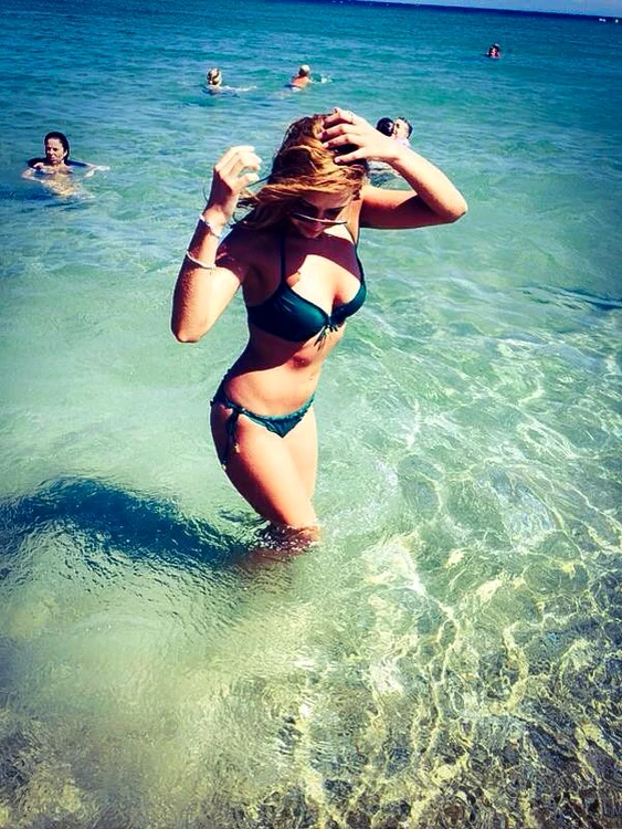 Alina Eremia, răpitoare în costum de baie