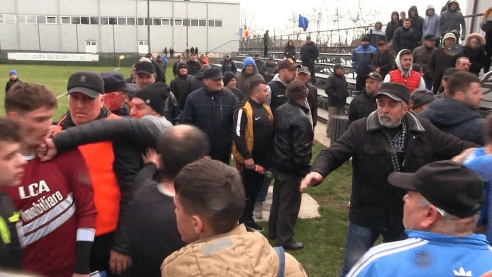 Meci de fotbal, transformat în bătaie generală. Pumni, ameninţări şi injurii la finalul partidei de la Iași FOTO VIDEO