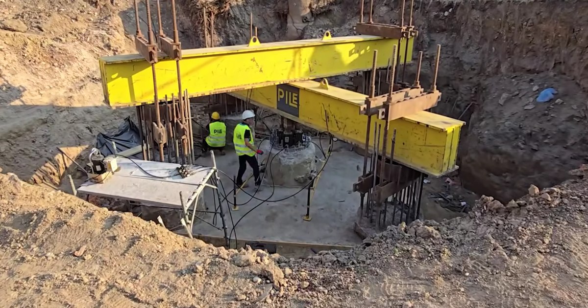 Progrese în centrul Bucureștiului: s-a demarat dezasamblarea planșeului vechi deasupra Dâmboviței.