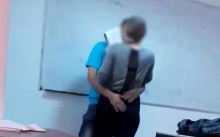 Imaginile cu profesorul şi eleva au fost filmare de colegii adolecentei şi postate pe internet