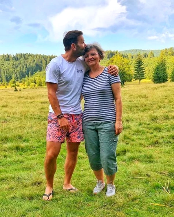 „Dacă nu eram al Mariei, eram al nimănui. Doar dragoste pentru mama”, a scris Mihai Morar în dreptul fotografiei publicate pe contul de socializare