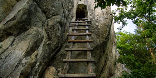 Așezările rupestre din Munții Buzăului  Foto Geoparcul Ținutul Buzăului (3) jpg