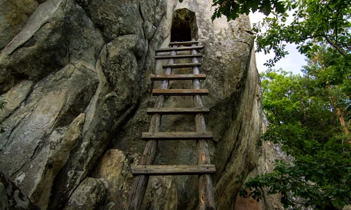 Așezările rupestre din Munții Buzăului Foto Geoparcul Ținutul Buzăului (3) jpg