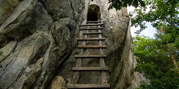 Așezările rupestre din Munții Buzăului  Foto Geoparcul Ținutul Buzăului (3) jpg