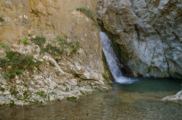 Cascada la care se poate ajunge fără echipament de protecție FOTO Facebook/ Băile Romane Cetea