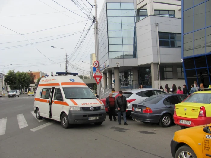 Ambulanţa care l-a luat pe taximetrist de lângă maşina de serviciu FOTO Sabina Ghiorghe