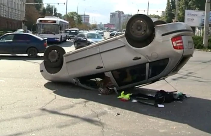 O maşină s-a rasturnat după ce a fost lovită de un alt autoturism FOTO: captură ProTV