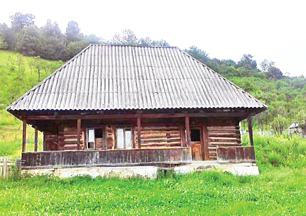 Aşa arată o casă veche, demontabilă, din Maramureş. Acestea se vând pe preţuri de nimic şi pe site-urile de imobiliare