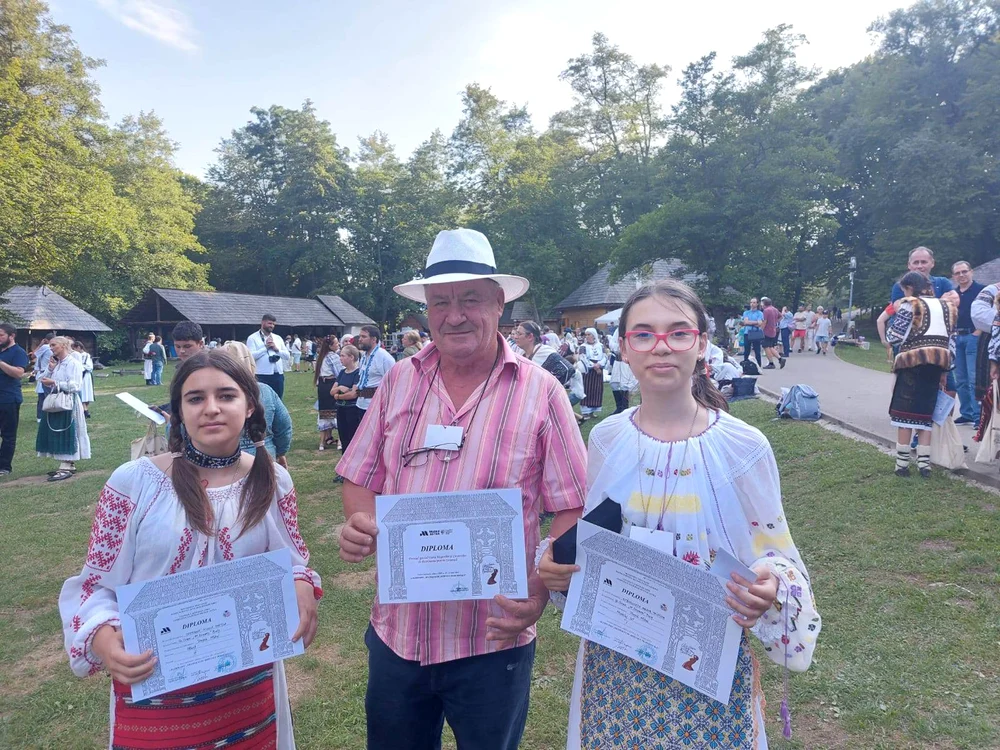 Elevele și meșterul Mihai Trușcă au fost premiați FOTO: Biblioteca „Petre Pandrea” 