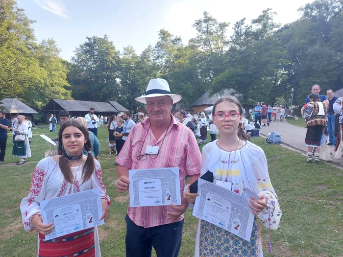 Elevele și meșterul Mihai Trușcă au fost premiați FOTO: Biblioteca „Petre Pandrea”