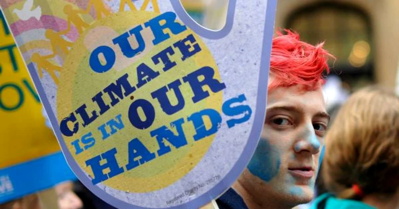 Summitul climatic care începe luni la Copenhaga se află sub presiunile contrare ale ecologiştilor vestici şi ale liderilor estici