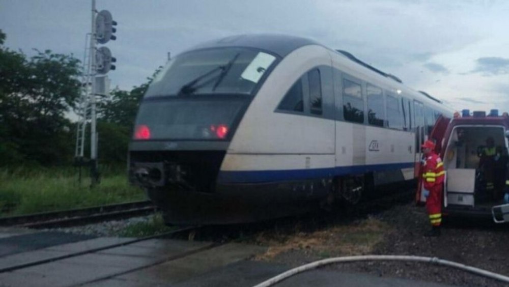 Motorul unui tren de călători, în care se aflau 60 de persoane, a luat foc 