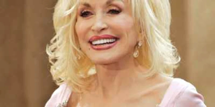 Succesul lui Dolly Parton este dat şi de înfăţişare