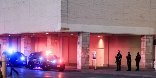 Un bărbat alb a deschis focul la un mall din Wauwatosa Wisconsin FOTO EPE-EFE