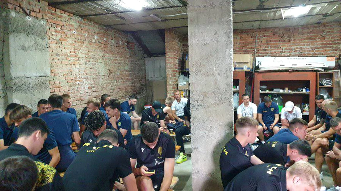 Jucătorii de fotbal s-au ascuns în buncăr din cauza alarmelor aeriene Foto news.ro