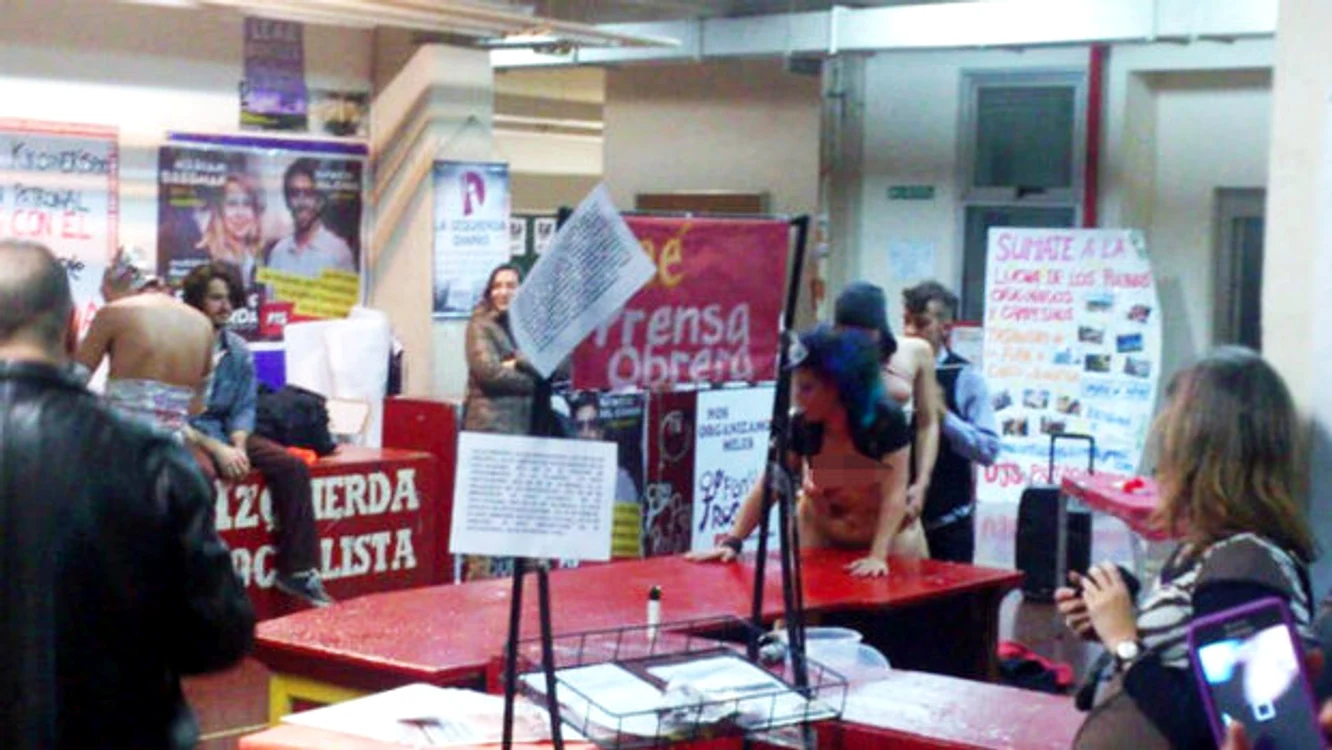 
    Studentele au mimat sexul în sala de lectură a biblioteciifoto: Daily Star  