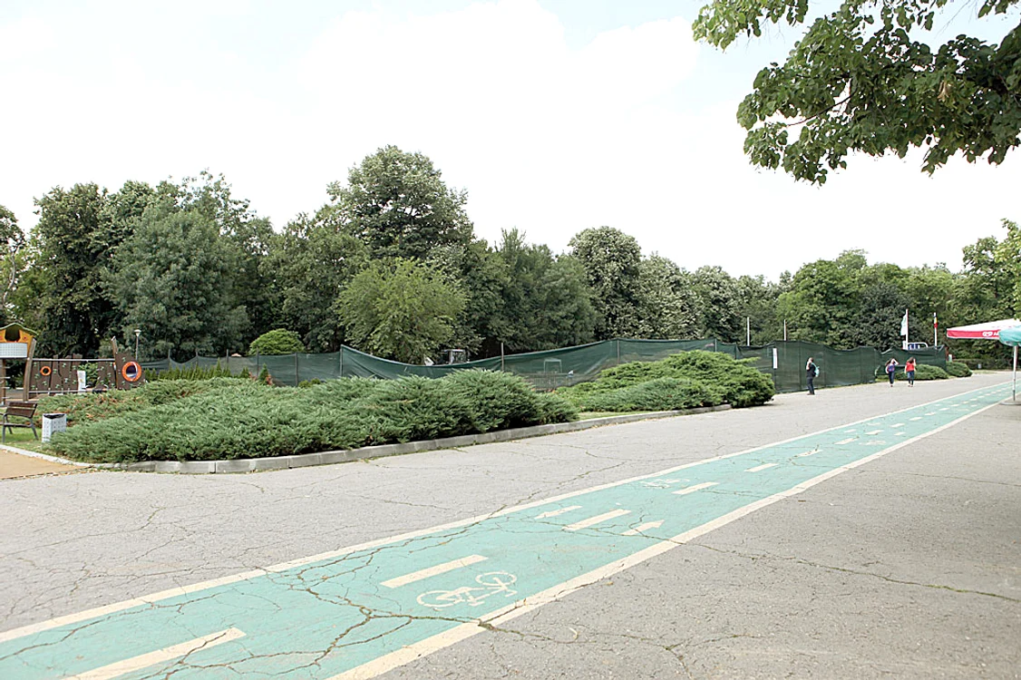Fostul parc de distracții s-a transformat în șantier și este îngrădit