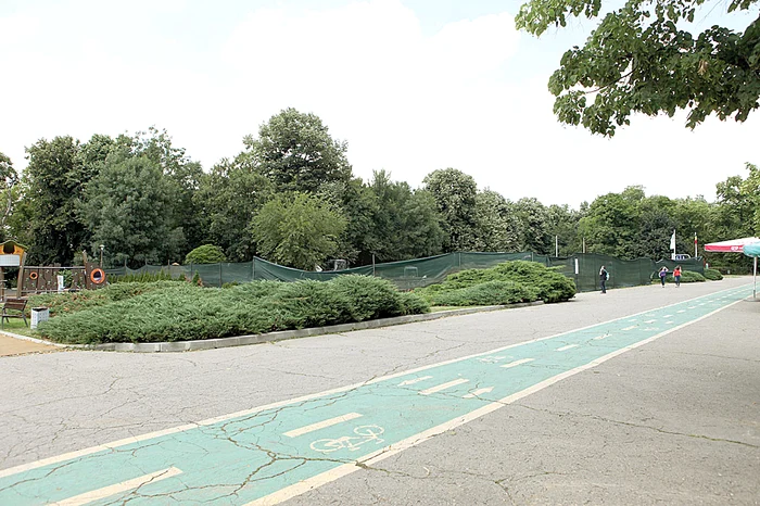Fostul parc de distracții s-a transformat în șantier și este îngrădit 